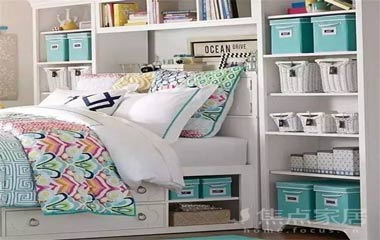 臥室床還在靠墻放？這樣擺還能多出個衣帽間！