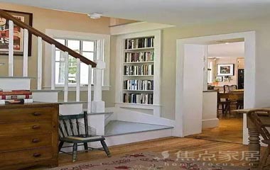 見縫插針打造閱讀區，門上也能裝書柜！