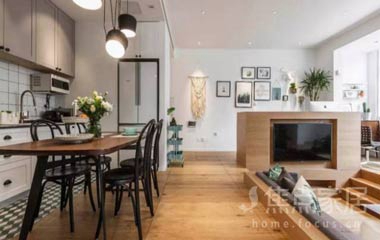 他把客廳抬高了一點(diǎn)，60㎡的房子就多出了儲物間、餐廳、和工作區(qū)！