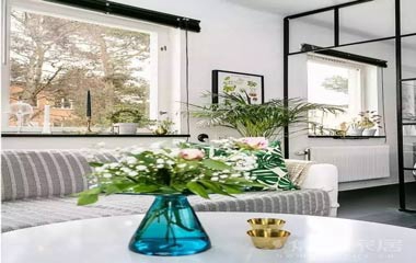 讓黑框門收住所有的陽光