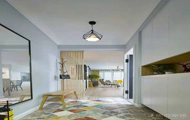 　　這是一套北歐風格的裝修案例，設計師完美利用主臥的斜角做了衣