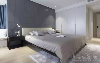 以灰色的高冷開頭，用陽光的溫柔結尾