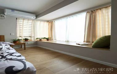 頂層小復(fù)式，客廳飄窗好漂亮