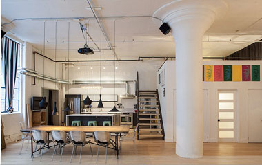 多倫多開放挑高公寓 用燈打造粗獷的工業(yè)風(fēng)格