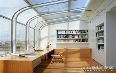 清新的早晨 擁抱穿過陽臺的那一米陽光