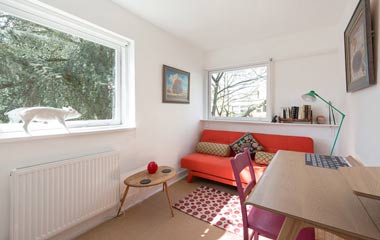 用百葉窗打造小戶型 陽光夏日時尚摩登公寓