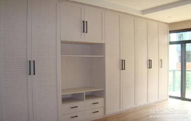 定制整體衣柜注意風(fēng)格 確保與空間格調(diào)相吻合