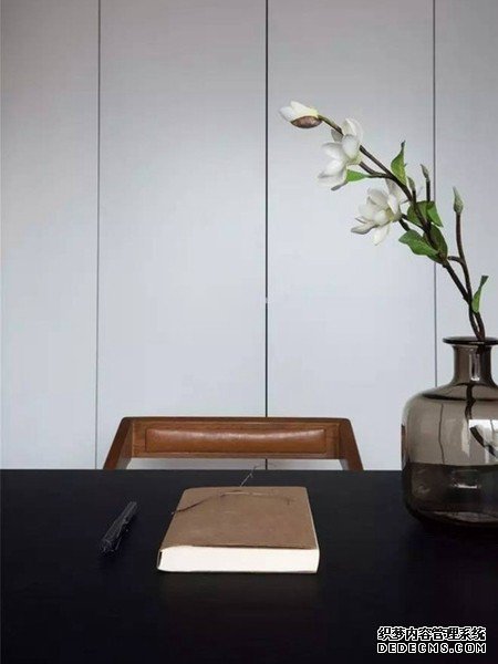 這時，我們可以適當地擺放一些具有中式韻味的小物件進行點綴，例如一些雕花擺設，塑造出中式雕梁畫棟的感覺；一套古色古香的茶具，立刻便有品茗讀書、嗅聞茶香的意趣了；墻上再來三兩幅書畫作品，成就中國人特有的風雅意趣。